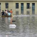 Kitajsko je po nedavni katastrofi zajel še tajfun, ki ponovno povzroča poplave.