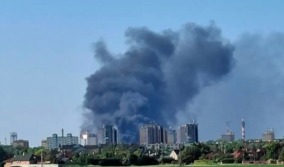 Eksplozija v obratu MOL, nad mestom se dviga črn dim: Ena smrtna žrtev