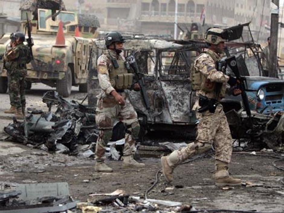 Iraški vojaki na prizorišču obsežnega bombnega napada v šiitskem predelu Bagdada | Avtor: Žurnal24 main