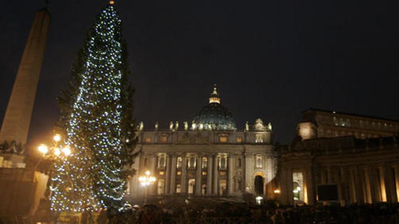 Božično drevo je visoko kar 33 metrov.