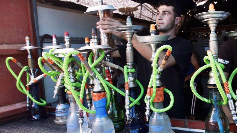 Vodne pipe so po vsem Bližnjem Vzhodu zelo popularne in praktično ni bara in res