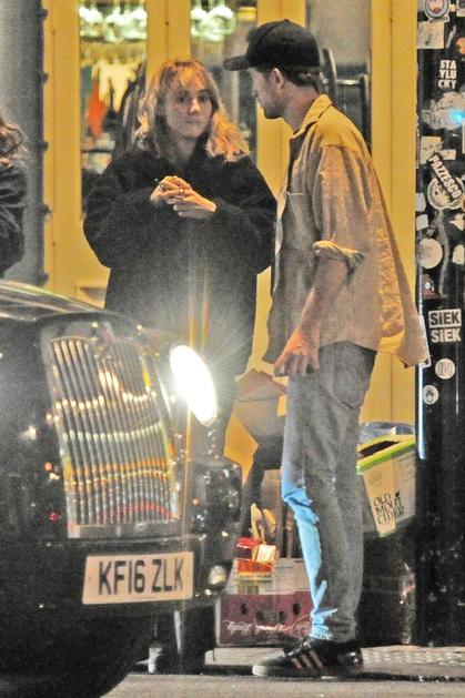 robert pattinson, suki waterhouse