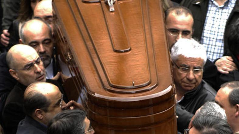 Španci so se v velikem številu zbrali na pogrebu v petek ubitega politika vladaj