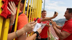 trening Bayern priprave Trentino Schweinsteiger navijač avtogram mobitel fotogra