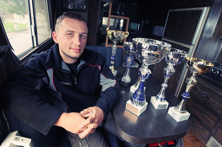 David Lesjak nas je popeljal na adrenalinsko in blatno off road vožnjo. FOTO: Bo