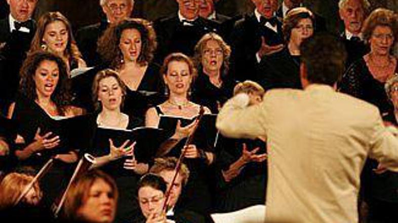 V Ljubljani je londonski zbor Philharmonia Chorus ob spremljavi tolkal in klavir