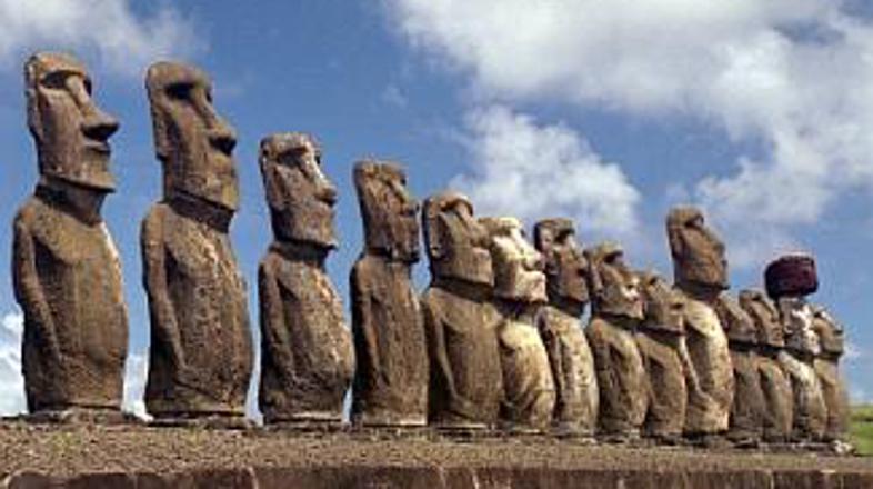 Na otoku so popisali skoraj devetsto ogromnih kipov oziroma moaijev.
