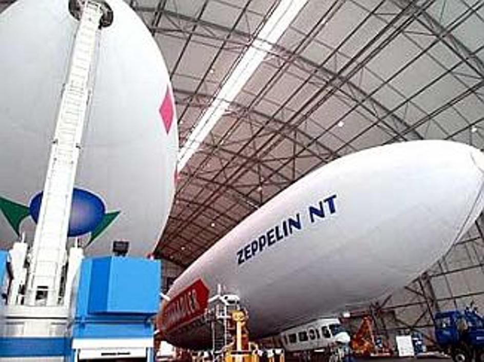 V cepelinu z (neizvirnim) imenom Zeppelin NT07 je prostora za dvanajst potnikov 