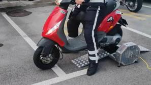 Naprava za merjenje hitrosti mopedov in e-skirojev