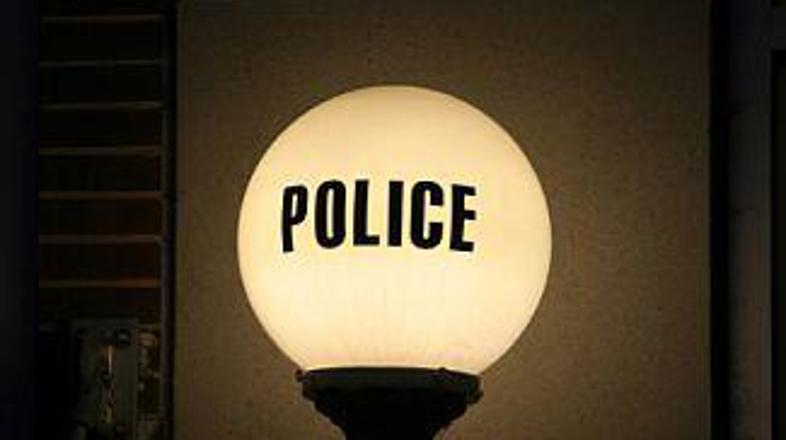 Ko iz domačega zapora pobegneš na policijo ...