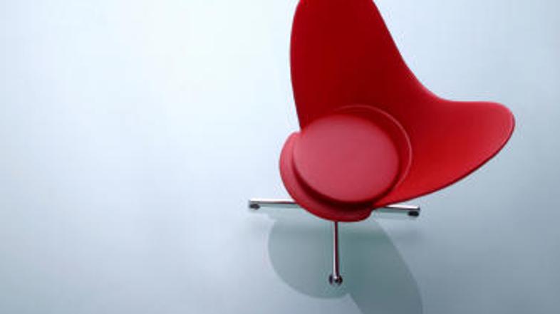 S hrbtom bodite vedno obrnjeni proti steni.