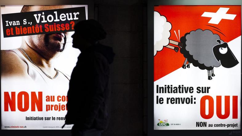 "Ivan S., posiljevalec in kmalu Švicar? Ne!," piše na plakatu zagovornikov izgon