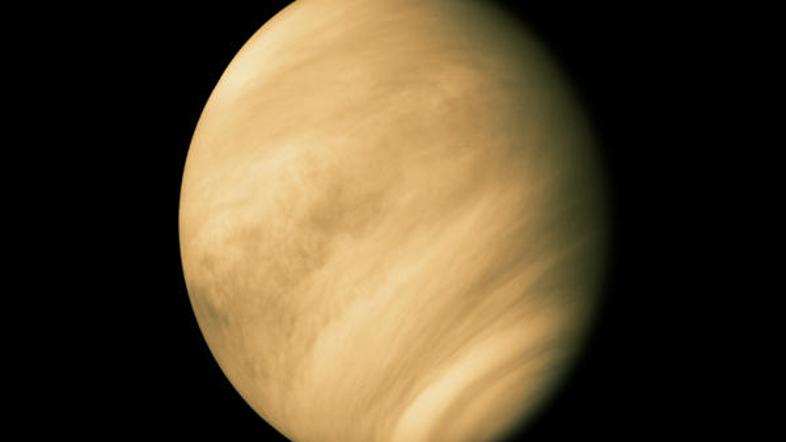 Kadar je Venera vidna, je najsvetlejša točka na nebu, pravimo ji tudi (zvezda) d