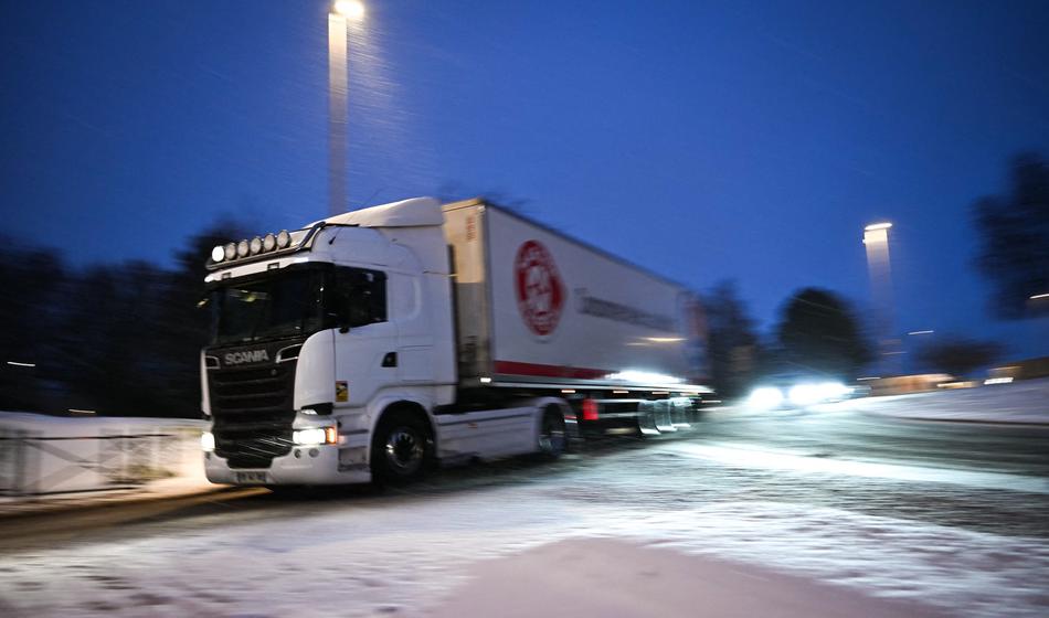 Tragedija brez primere: Voznik tovornjaka do smrti zbil otroka