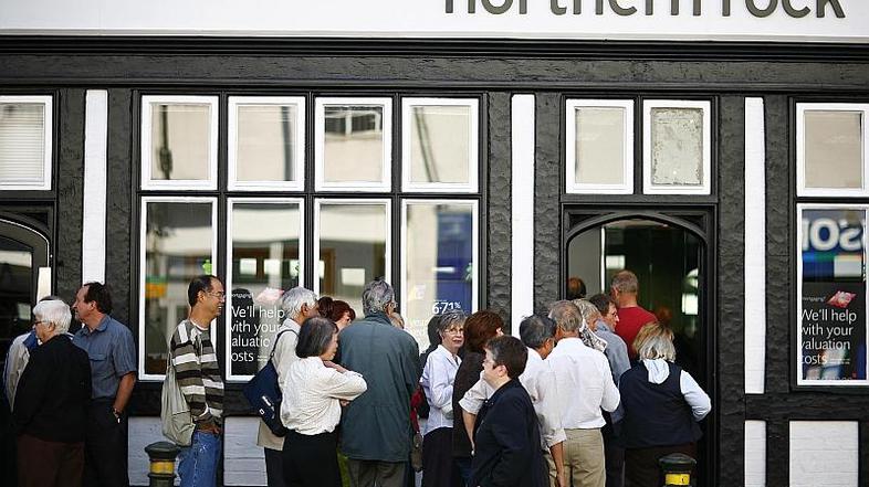 Pred britansko banko Northern Rock, ki jo je pokopala globalna posojilna kriza, 