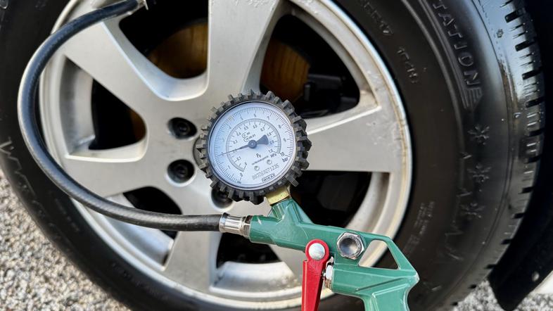 Polnjenje pnevmatik z zrakom, manometer