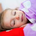 Otrok ve, da je močenje postelje nekaj, česar ne sme početi, a si ne more pomaga