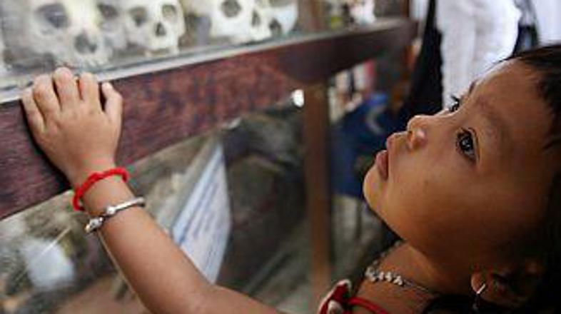 Deklica, soočena s strahovito preteklostjo