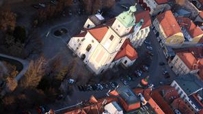 Za reševanje nadškofije in z njo povezanih podjetij naj bi bankirji od lastnikov