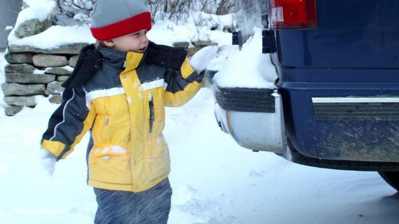 Čiščenje snega je lahko prav prijetno družinsko opravilo.