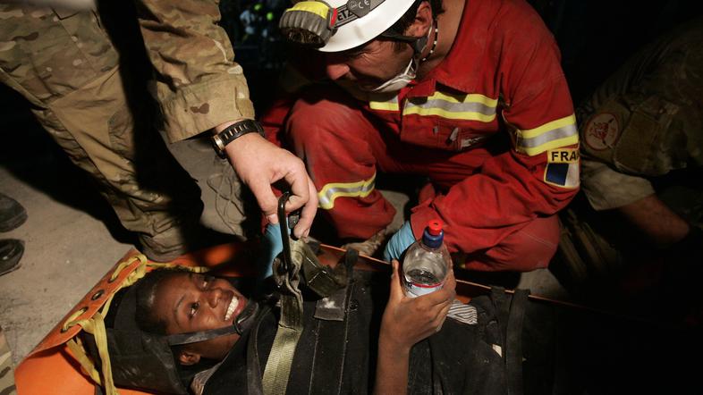 Reševalci so sicer včeraj izpod ruševin potegnili še tri ženske. (Foto: EPA)