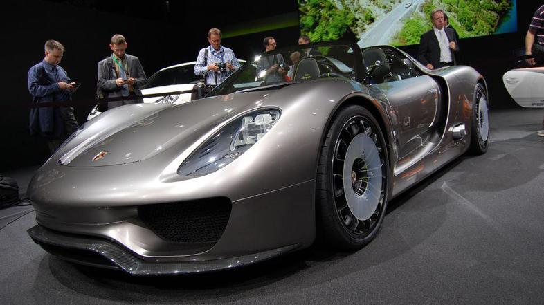 Porsche je v Ženevi predstavil zelenega športnika 918 spyder. (Foto: Gregor Preb