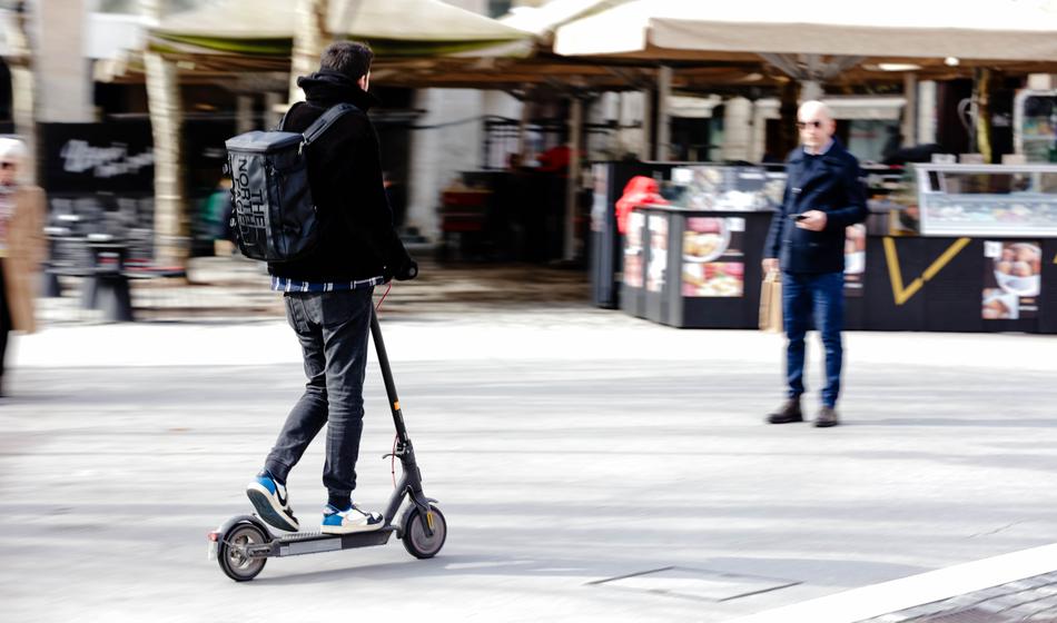 Voznik skiroja treščil v tekača, kriv je bil tekač!