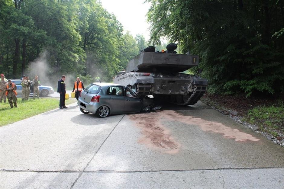 Tank in avto | Avtor: Policija Lippe