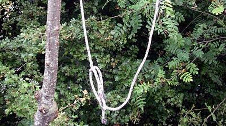 Dečku se je po čudežu uspelo prijeti za drevo in si z zadnjimi močmi sneti zanko