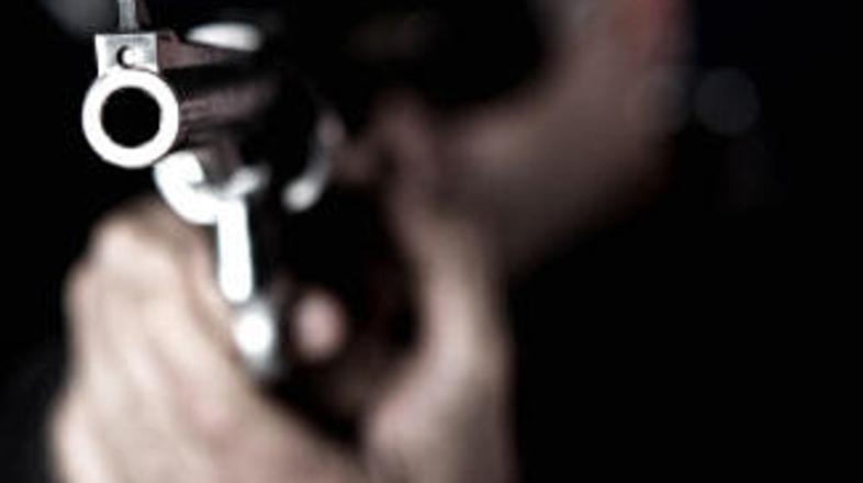 Roparja policija še ni uspela ujeti.