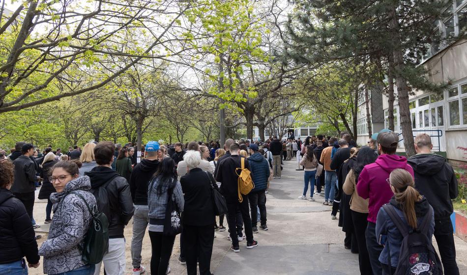 Izjemno visoka volilna udeležba, kdo bo zmagovalec?