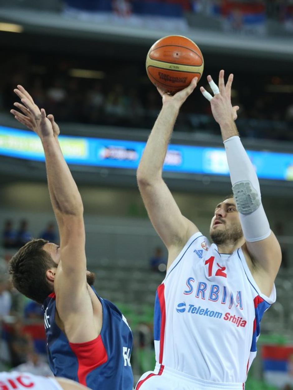 Krstić Lauvergne Srbija Francija EuroBasket skupina E | Avtor: EPA