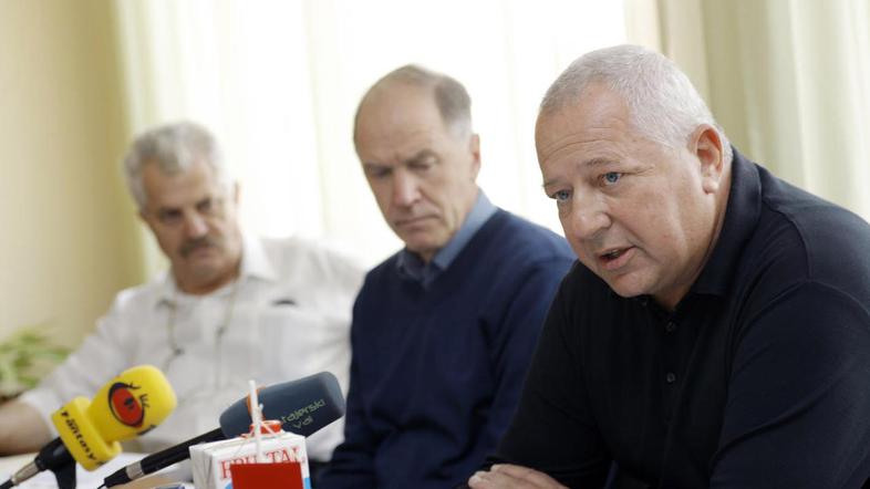 Sindikalisti (od leve) Srečko Čater, Dušan Semolič in Forto Turk so skeptični, a