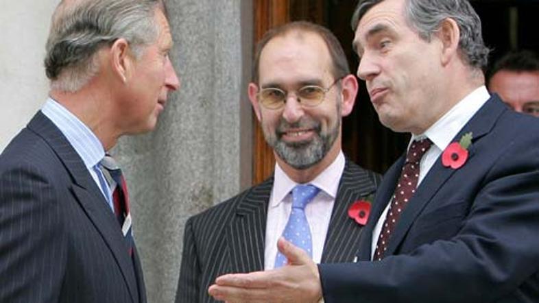 Stranki premierja Browna zaradi škandalov z izgubljenimi osebnimi podatki pada p