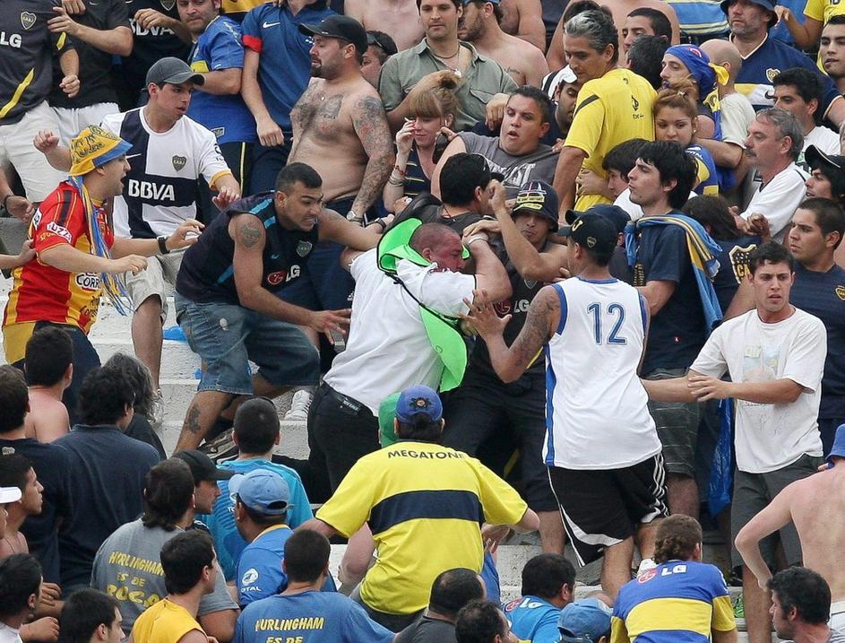 River Plate Boca Juniors derbi Superclasico Argentina varnostnik navijači pretep