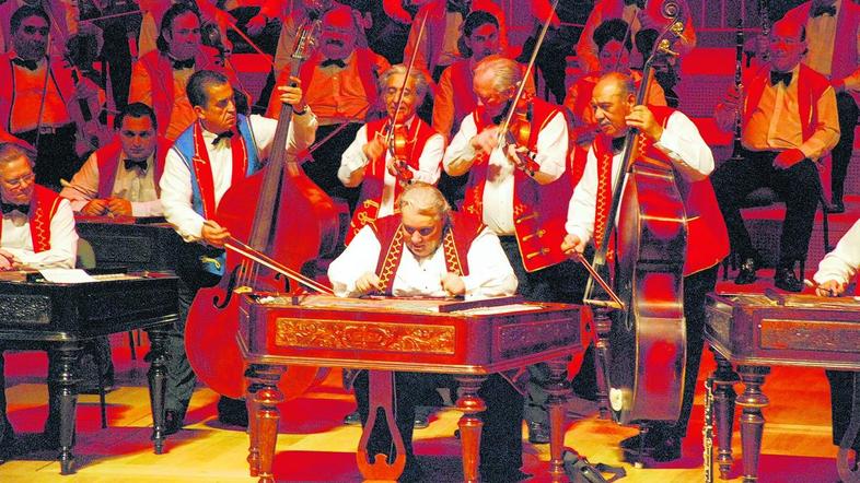 V orkestru nastopa tudi eden od največjih virtuozov na cimbalah Oszkar Ökrös. (F