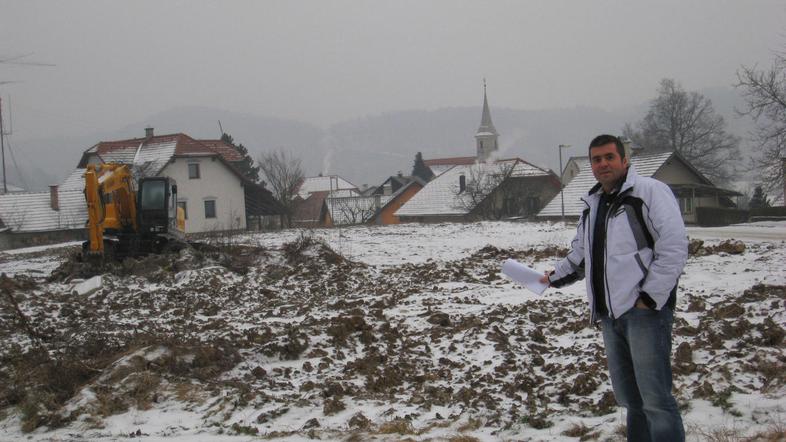 Rok Vovk, predstavnik civilne pobude, tudi sam priseljenec v tej soseski, na kra