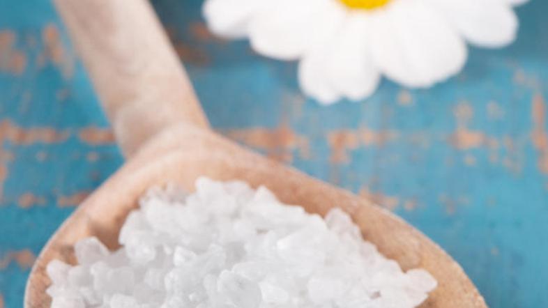 Odrasel človek potrebuje dnevno najmanj 1,6 grama natrija. Toliko ga vsebujejo p