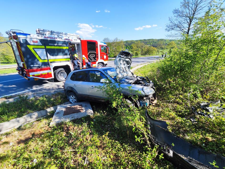 Prometna nesreča, avto v jarku