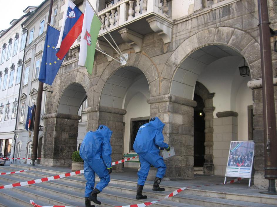 Pošiljka z neznano snovjo, MOL