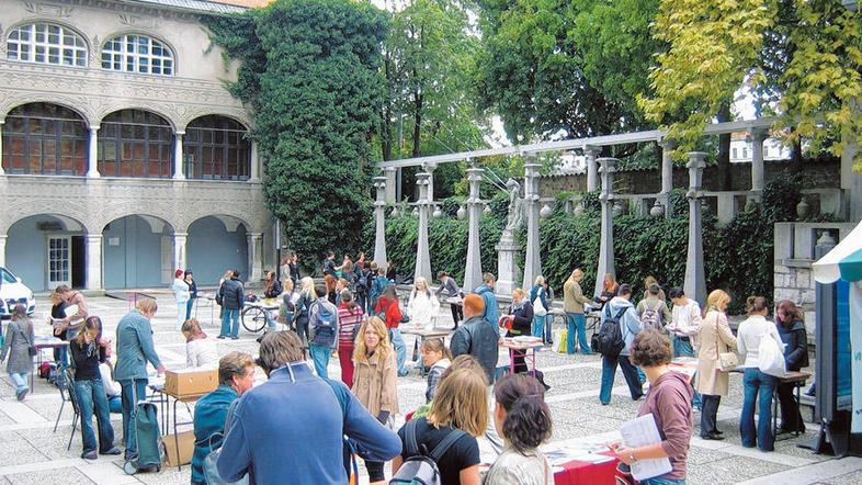 Rabljene učbenike bo mogoče kupiti v preddverju ljubljanskih Križank. (Foto: Man