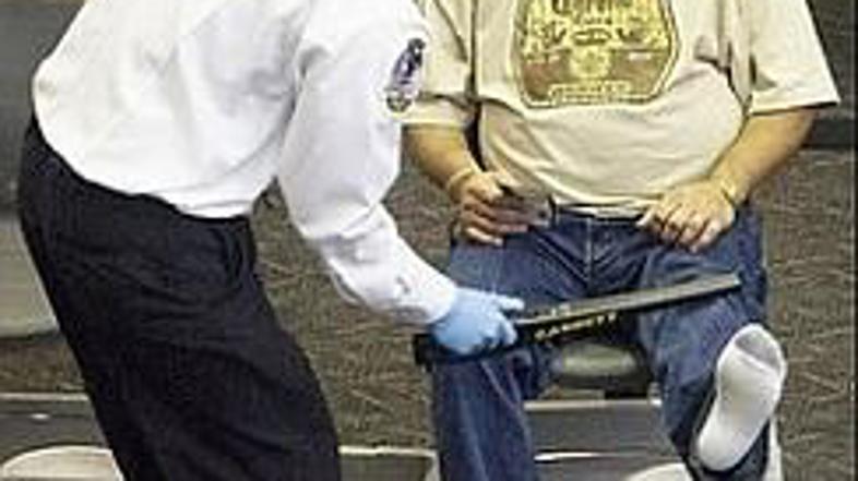 Varnostni ukrepi na ameriških letališčih včasih presegajo že vse meje.