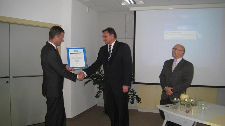 Direktor Slovenskega instituta za kakovost in meroslovje Igor Likar je certifika