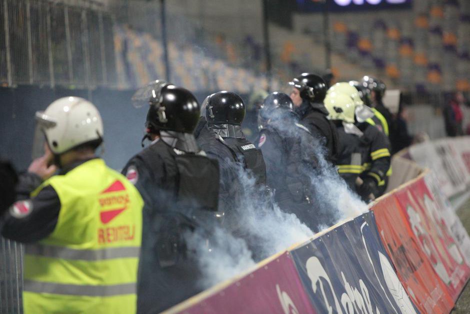 Policija varnost varnostnik celade dim bakla bakle | Avtor: Nino Verdnik