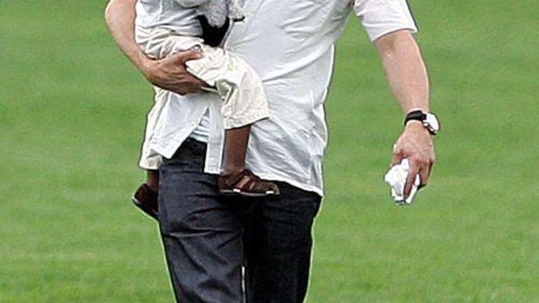 Brad Pitt se rad sprehaja z malo Zaharo.