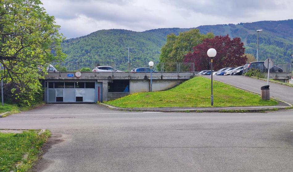 Čez noč postavili zapornico: Mariborčani ostali brez več kot 100 parkirnih mest