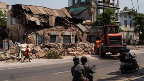 iskanje ponesrečencev izpod ruševin v mandalaju mjanmar