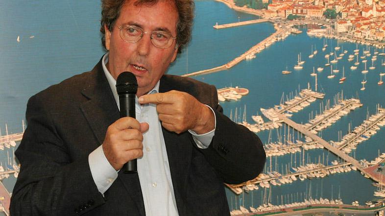 "Kompleks sanitarij bom zgradil tudi brez dovoljenj občine ali države," pravi En