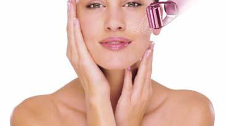 Najučinkovitejša je nega na občutljivih predelih okoli oči in ustnic.