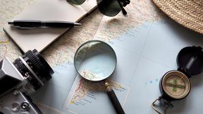 povečevalno steklo zemljevid kompas